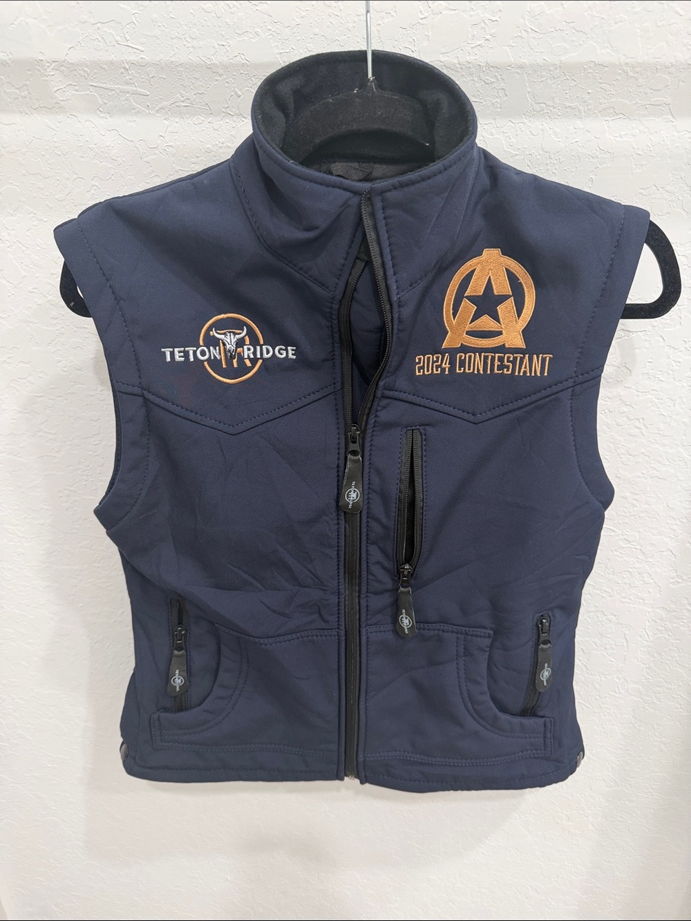 The American Rodeo 2024 Contestant Vest Teton Ridge Men’s Small Blue Embroidered